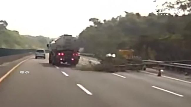 國道驚見樹倒　30公噸貨車急閃險翻
