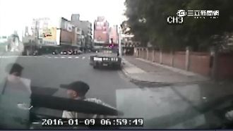 阿伯製造車禍偷A錢　正義哥當場阻止