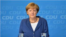 Angela Merkel－https://www.flickr.com/photos/glynlowe/14205603894/in/photolist-nDir85-5HheCT-6t9rWJ-BShv8M-fa9wrY-eYLMuD-bkoQ3i-ebKJGn-xQjwEL-4XMoyB-4XRDao-u4FV2Q-62XMNp-v2wiuq-ebKKU8-tpfRD1-tpfXqw-u4PZFz-9nHTke-hGBs1V-yxS6ML-c1CfxE-vg83aE-mmQ8Gc-5RpqCQ-9Li5ES-oM2YRY-bXhn1b-xDid6T-oVdJsq-p4wBxg-oM2Y2m-aFZmx2-aFZmGv-amiwio-nBgujy-fLNXff-c1CfGE-ynnJdb-xH5vxP-yAVmux-bW9YD3-xDHDnr-yEJ75D-xDzrvs-5Rk89M-7zAkmR-amiP5W-7zEaFy-7zEjdA