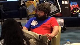 穿國旗衣的外國人 (圖/翻攝自爆料公社)