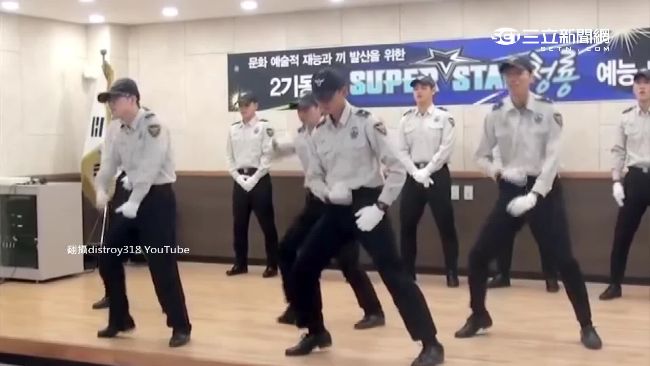 韓警變舞棍！重現天團神曲更勝本尊