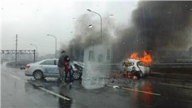 2016.01.11台65線快速道路1死2傷火燒車意外（圖／翻攝自爆料公社）