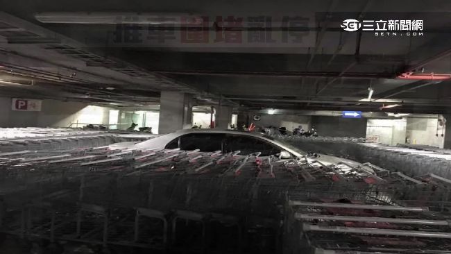 疑在賣場亂停車　遭推車陣包圍處理