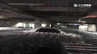 疑在賣場亂停車　遭推車陣包圍處理