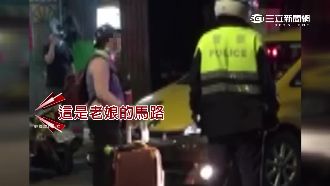 好失控！婦站路中飆警、肉身擋計程車