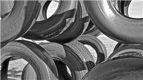 輪胎
翻攝ｆｌｉｃｋｒ
https://www.flickr.com/photos/deanhochman/11920724166/in/photolist-jaoPZ1-ea2XWA-dKcrUL-8RQ5s2-92mwc3-5DnKAG-9s8LrU-dSg2dF-bCrf2x-ocmXqH-dWVcH7-fnrTSY-24vAmV-d9q43N-9FZRGU-nNin3z-dV4Erh-rpFk9D-mC8umo-dozg21-DkevE-dcHKKo-s53jy1-qVUwJT-qLen4J-ryxQJq-eqrGFr-aA18V9-doYbpA-pCp98p-oi3gec-qDMgnA-A9w9X-nciCJ4-rDYKom-k3Vsqv-9nY1nc-auVqEH-uUPsCv-cHd3nh-6fB3H4-9UeF1N-oYdD2b-ehc2fY-9Eb5Gm-nFNwkX-6PWv45-aNmpsp-d4571A-p4RjhY