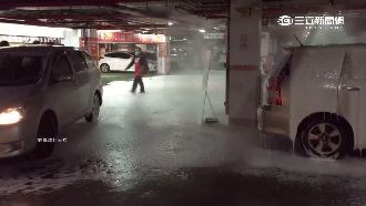 消防泡沫從天降　停車場車遭「灌頂」