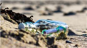 瓶中信
翻攝
https://www.flickr.com/photos/infomastern/12407730413/in/photolist-jUqRYr-6Z7yPw-dAVGz5-oxwTiG-4JN7UF-62GDur-7vKjP5-88jj4K-6g1QQn-ap8Rti-rjaq69-4JSmHq-4JSmDY-bvLZpX-7QCia5-FCtqh-6kkMvE-4eGZNY-4qydtJ-mUegg6-55zraf-55C4Gv-cxNsfy-eZeP7k-4JSmM7-6qBdC6-sxrA1k-akeWwW-2GQEEV-zJrT3N-ahwMgi-77fs7E-96JeoX-dYP1xq-crr1K-4wiU2-6qBdip-dyL5p-eUgT6s-iy2tU3-eqCtY5-bZdyp1-m8nWDk-bucVLu-7EhmPU-aupXZo-7L1Anb-8XEKv3-dfvxsq-tgDFhH