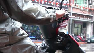 紅燈百秒路口　擬強制機車怠速熄火