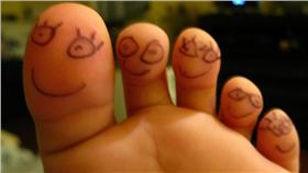 腳ㄚ子、腳底按摩、洗腳、腳趾-EvelynGiggles-https://www.flickr.com/photos/evelynishere/4019594159/