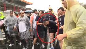 馬英九「軟腳」險仆街
https://www.youtube.com/watch?v=2CYeTSek8FM