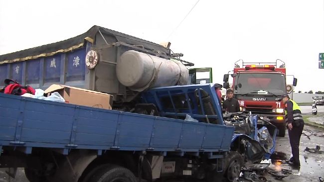 婦帶孫女搭友人車　遭卡車衝撞釀3死