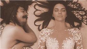 大叔亂入搞笑仿拍（圖／kirbyjenner Instagram）