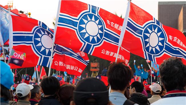 國民黨遊行旗幟似納粹　網友熱烈辯論