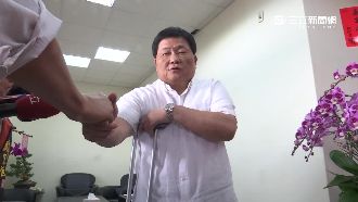 顏清標走「痛運」　拄拐杖仍替兒拉票