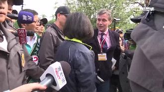 半島記者絆倒攔訪　笑讚蔡英文好親切