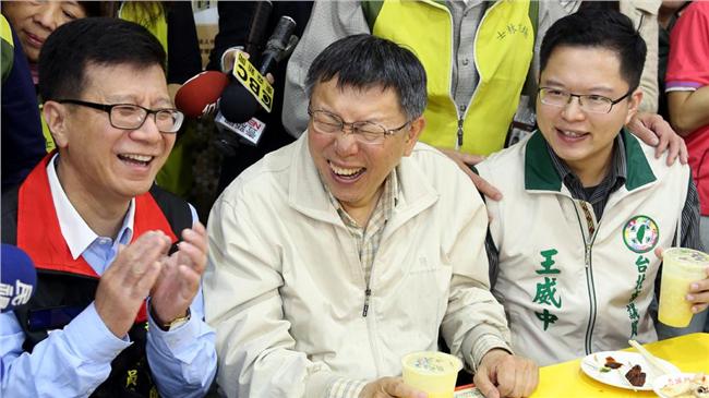 柯P夜訪士林夜市　他又跟來「靠行」