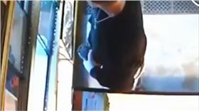 ▲男竊賊偷蟒蛇。（圖／翻攝自YouTube）
