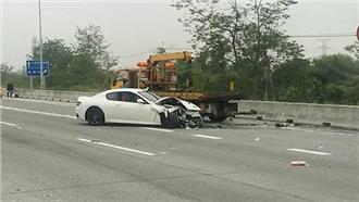 高級跑車國道追撞2車　5人受傷送醫