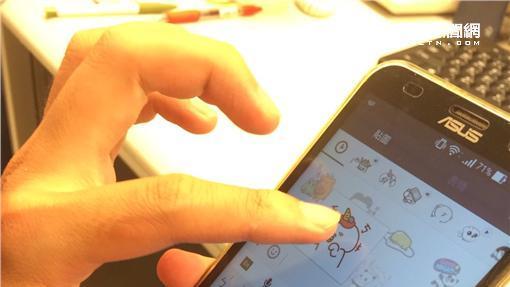 家長注意！幼兒過度玩手機恐發展遲緩