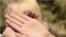 女童
翻攝
https://www.flickr.com/photos/pinksherbet/4854560448/in/photolist-8oYTG5-y63dVa-ovPCou-c5FRdj-xNQb9r-kj1Y9N-k5i6jT-xG1J42-6bgX9A-7orCB5-yjQgiB-67MUrM-68jReU-wJnSRj-yjQfpn-kiZaZz-k5i6dF-k5iDfz-k5i5zr-k5iCQg-y71Kf6-89ULzm-c5tDwb-69zFVs-y4u4h3-9HGGJE-x8kY1J-c5WH2y-c5FiU3-6ZtYjA-y5smdA-buP82R-8d2rgT-68k1Lu-67NeeB-xoTyYx-o4fVCJ-o2jFqG-nLSNn5-nLSwPH-o4n2yF-o44LyR-6UpGou-trTUWm-y2vzsb-7t8CmL-7Tghds-69vxnt-nLSp67-nLSovE