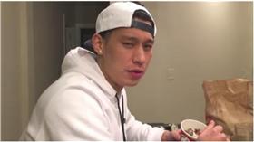 林書豪吃冰（圖／美聯社／達志影像）