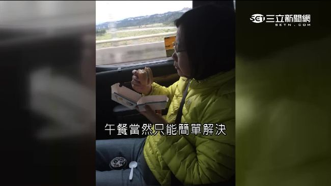 獨／趕路嗑麥香魚　蔡英文一天曝光！