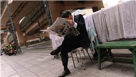 看報紙
翻攝
https://www.flickr.com/photos/li-penny/5630847957/in/photolist-8aQFKY-4gn9kv-4grcXd-4GQYMM-9wHDTb-aF5hPi-9sTimQ-Fb9ES-7J2pKd-qXahYb-4grcNG-FdJfE-RswTY-dss9WU-BwWw7-4iCyE4-dJ2AWF-4xK6QT-9zzyVt-9pLSUC-fTESEj-dKHgxE-4X4SkV-5zZX46-azFLZa-euyV4o-pV9L-dVdbaH-F54v4-4tAANi-7iWopo-BjaZy-ACLyG-5XUDb-61U72M-4emeWw-r92XmY-5wanBz-9RwZ5A-4TkUaJ-6SM5f6-3gRMrT-6GWnHF-4tkfSZ-3UZoy6-otTYwP-58rCs5-58rCqS-58rCpL-5ifTyy