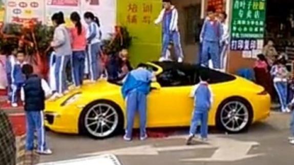 在車頂又蹦又跳！　超跑被學生踩凹了