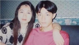 ▲霍建華祝媽媽生日快樂。（圖／翻攝自「華傑工作室」微博） http://www.weibo.com/2440051591/DcYKrbMQI?type=comment#_rnd1452779525957