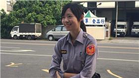 正妹女警開紅單 (圖/翻攝自聯結車 大貨車 拉拉隊 照片影片資訊分享團)
