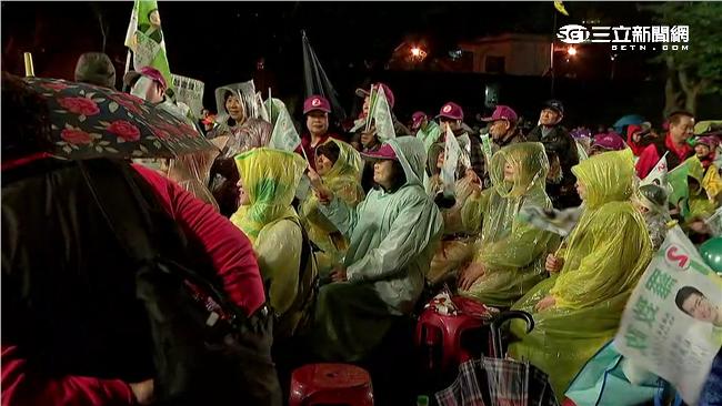 英倫板橋拚戰！民眾不畏風雨力挺小英