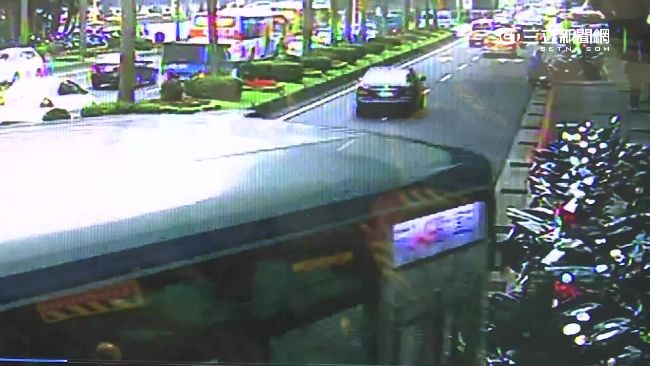 公車閃轎車失控！連撞路旁16輛機車