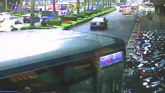 公車閃轎車失控！連撞路旁16輛機車