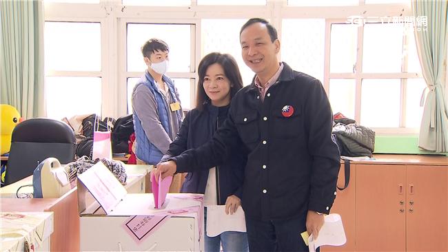 朱立倫挽夫人投票　穿搭國旗風有玄機