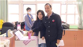 朱立倫挽夫人投票　穿搭國旗風有玄機