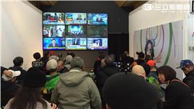 小英陣容民眾聚集(鍾孟潔攝)