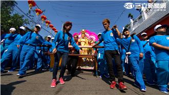 千斤神轎扛上身！不到片刻香蕉已腳軟