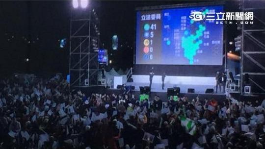 小英晚會主持人比ㄘㄟ賣力謝群眾投票