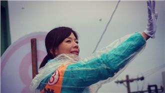 洪慈庸祭拜弟弟洪仲丘：我們做到了！