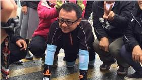 蕭美琴助理賴坤成爬玉里大橋兌現承諾。圖取自東岸臉書