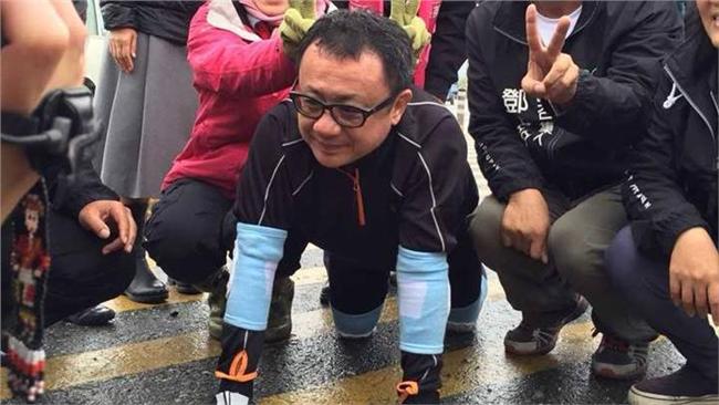 蕭美琴贏了他就爬　兌現承諾感動鎮民