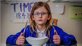 染色體異常的機器人女孩
http://www.dailymail.co.uk/health/article-3401566/The-bionic-girl-doesn-t-eat-rarely-sleeps-didn-t-feel-pain-dragged-street-car.html