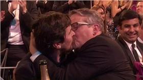 克里斯汀貝爾影評人大獎頒獎典禮連三吻
http://www.dailymail.co.uk/tvshowbiz/article-3404470/Director-Adam-McKay-locks-lips-Big-Short-star-Christian-Bale-TWICE-Critics-Choice-Awards.html