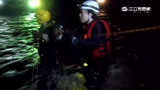 為救受困老翁　警義消3度遭溪水沖走