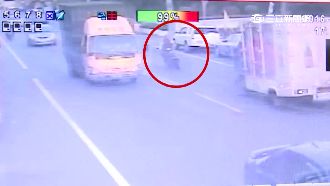 機車跨越雙黃線　騎士慘遭貨車輾斷頭