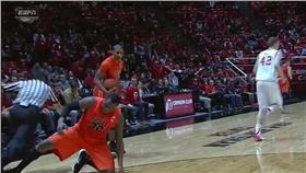 Jarmal Reid出腳絆倒裁判（圖／翻攝自YouTube）