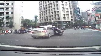 一個方向有4紅綠燈　父子遭撞飛重摔