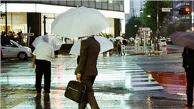 撐傘  （圖／攝影者Toomore Chiang, flickr CC License）
https://www.flickr.com/photos/toomore/23398399656/