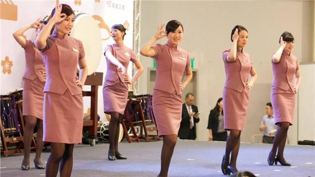 旅客吐了　華航空服員用雙手捧嘔吐物